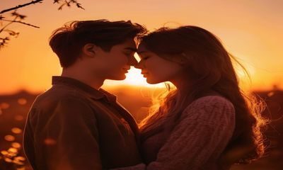 秀人写真情侣写真，两人在薄暮夕阳下相依偎，暖橙色光线映出甜蜜温柔的爱情瞬间