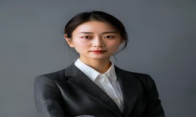 秀人写真职场形象照，穿着正装的职场女性在简约灰色背景前展现自信专业气质