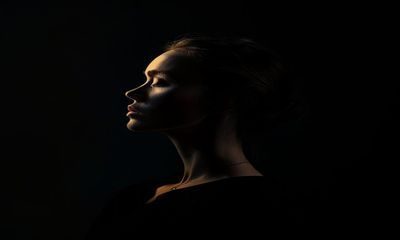 秀人写真艺术人像，深色背景下戏剧性侧光打亮模特轮廓，展现高级感与艺术张力